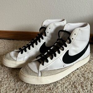 Nike Women's Blazer Mid 77 Shoes